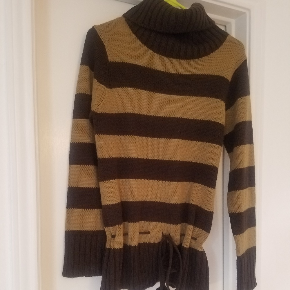 Brown & tan turtleneck sweater